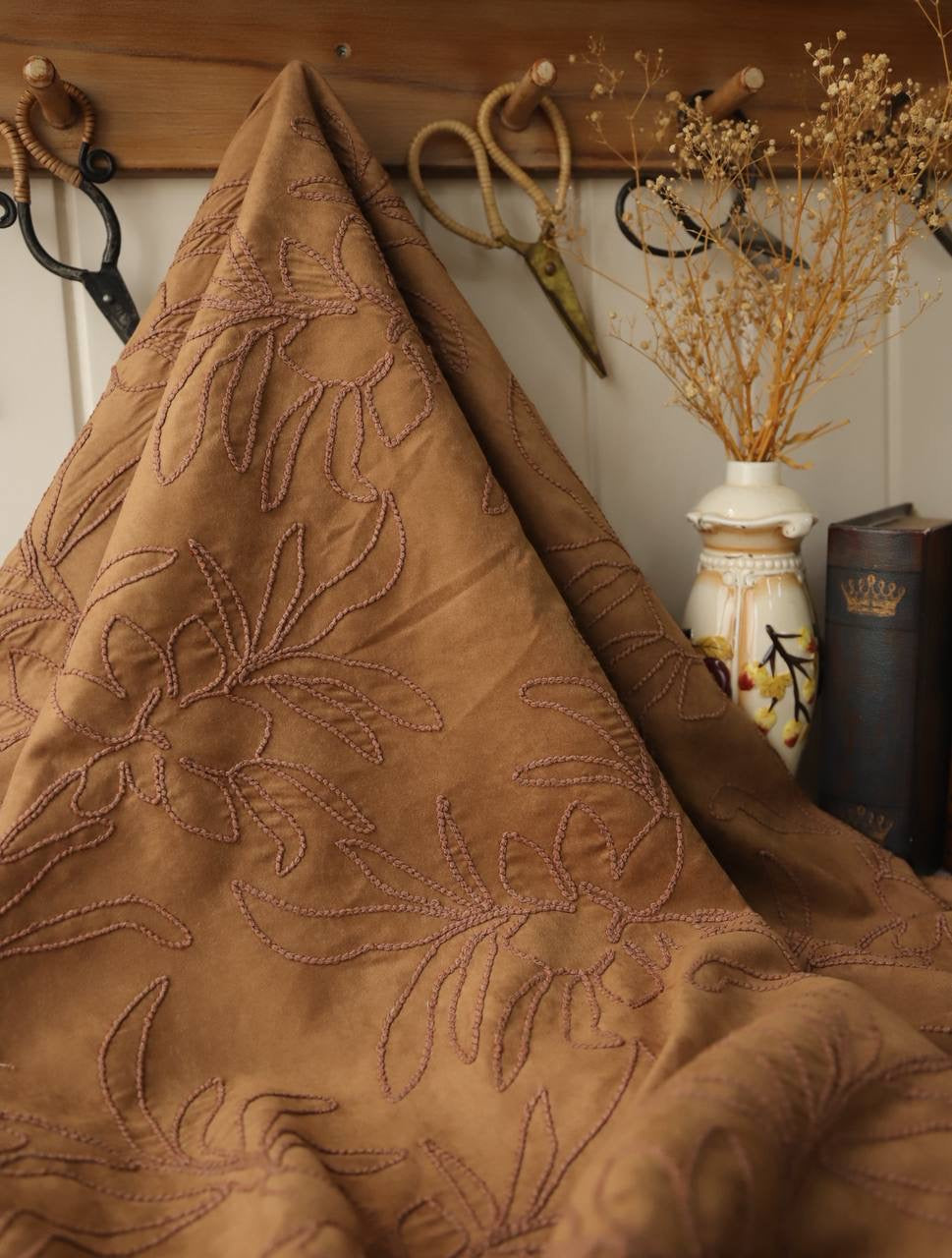 Kordene nakışlı süet ￼ 1.55m x 1.35m