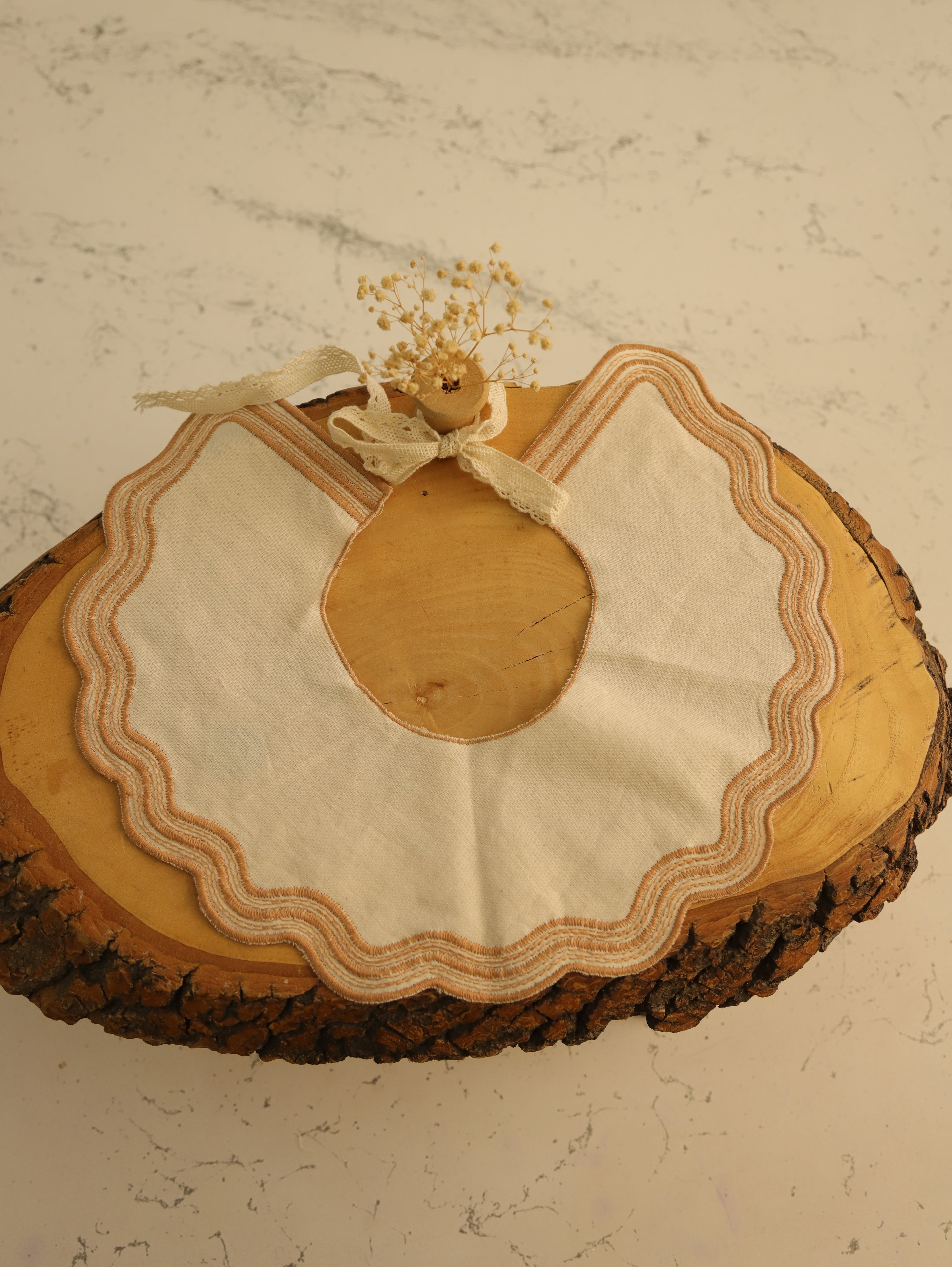 Pamuk nakışlı yakalık