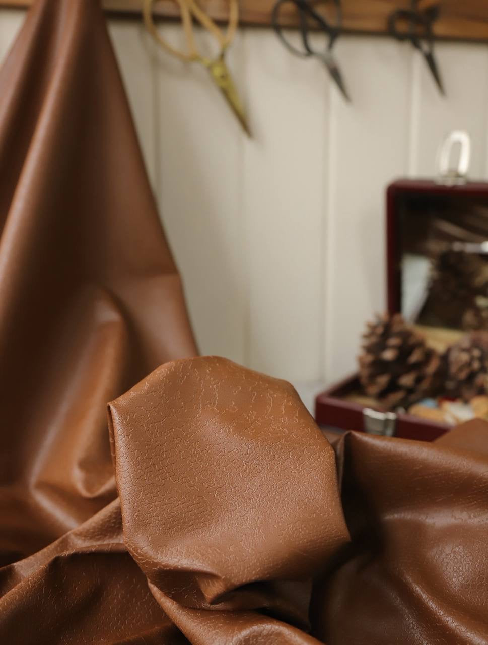 Deri kendinden desenli