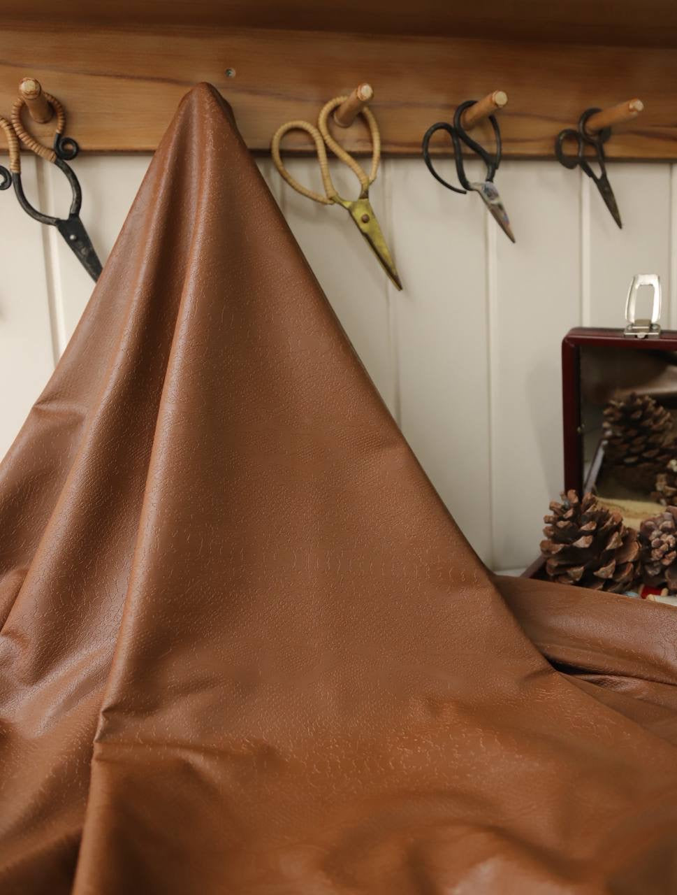 Deri kendinden desenli