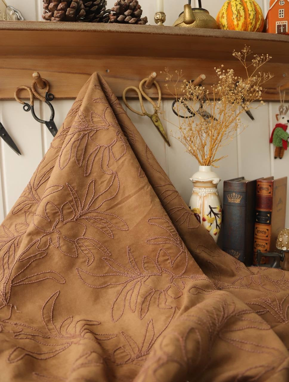 Kordene nakışlı süet ￼ 1.55m x 1.35m