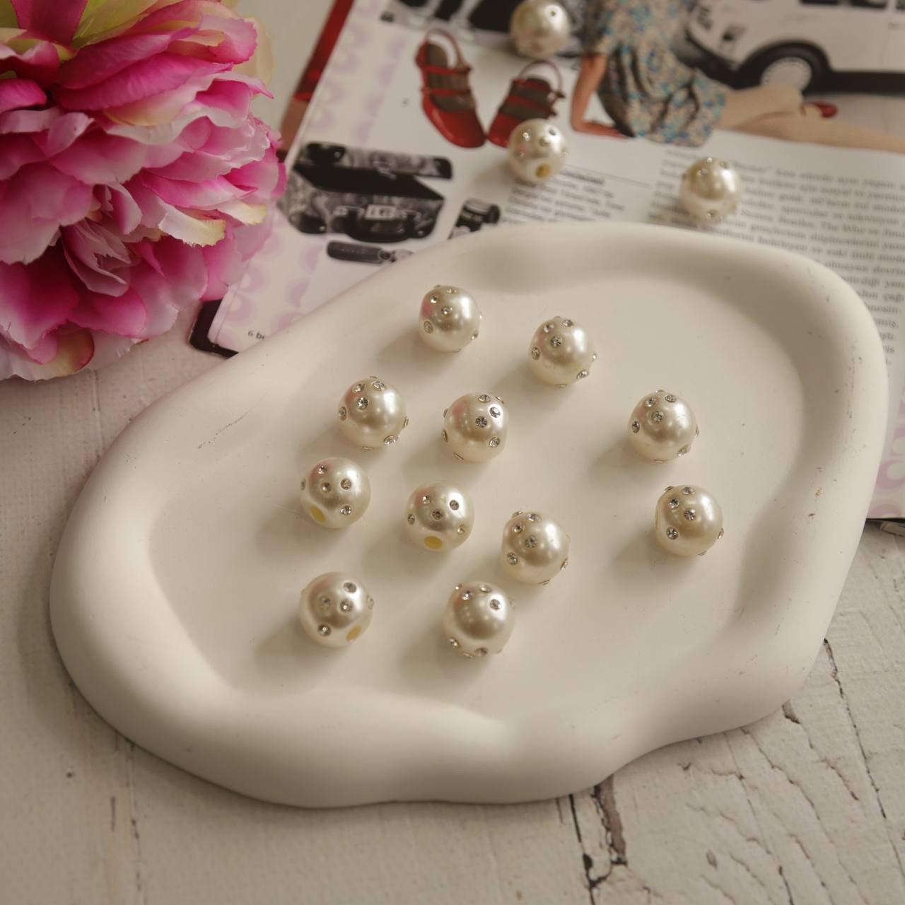 İnci taşlı düğme