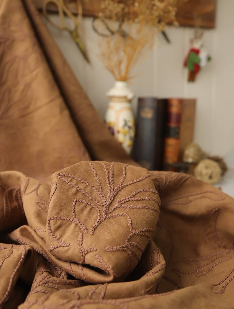 Kordene nakışlı süet ￼ 1.55m x 1.35m