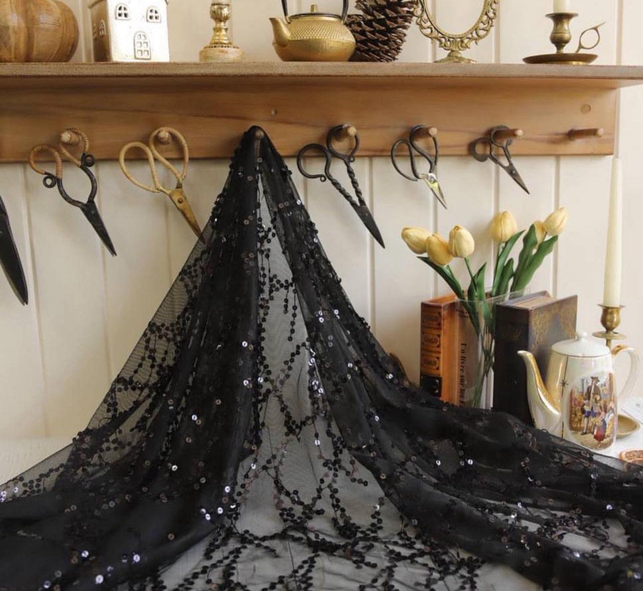 Pullu Saçaklı Dantel