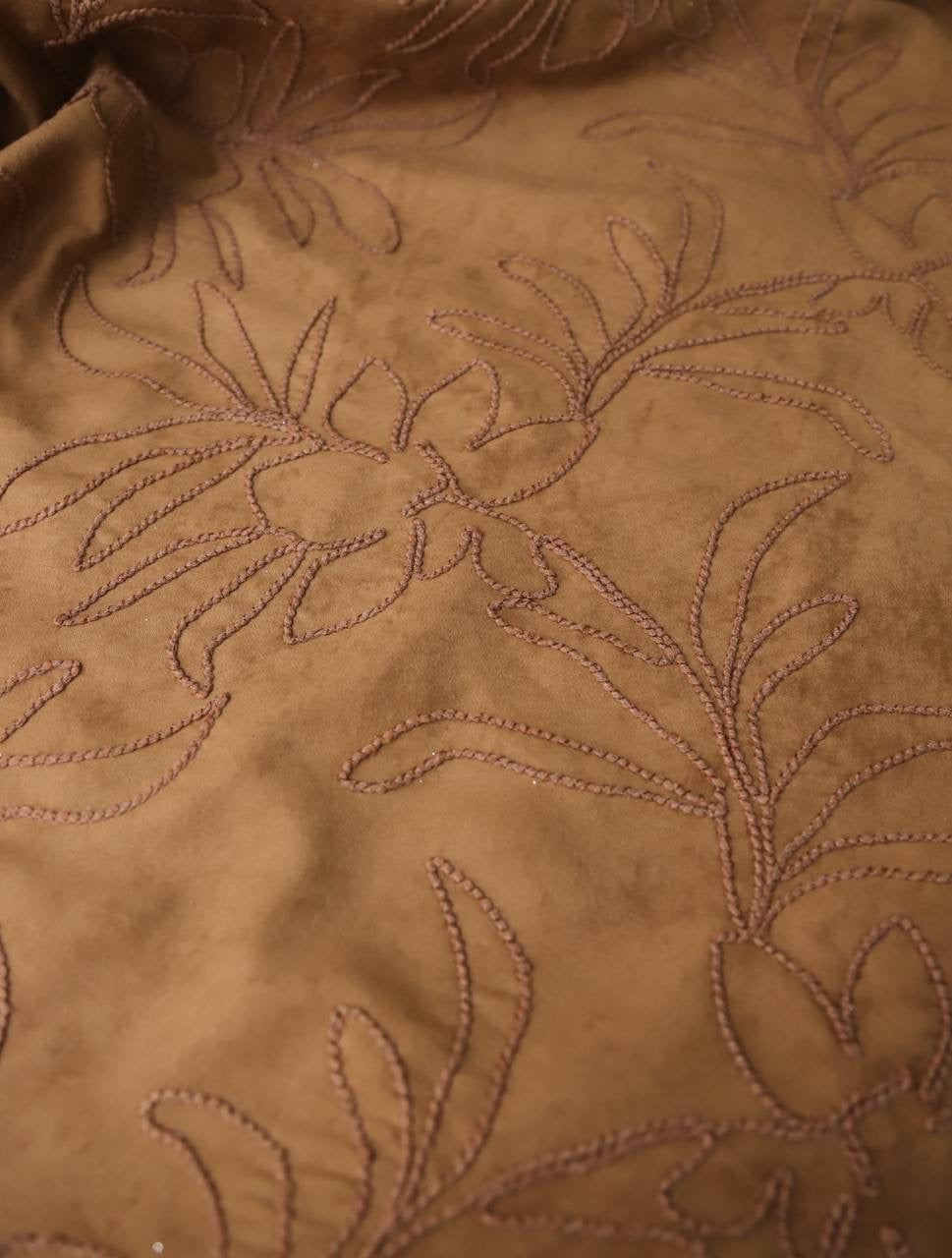 Kordene nakışlı süet ￼ 1.55m x 1.35m