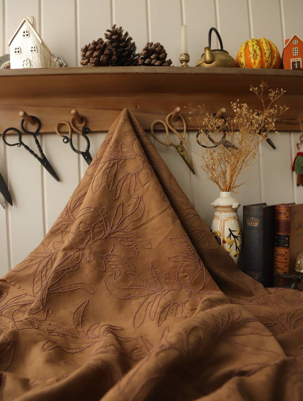 Kordene nakışlı süet ￼ 1.55m x 1.35m