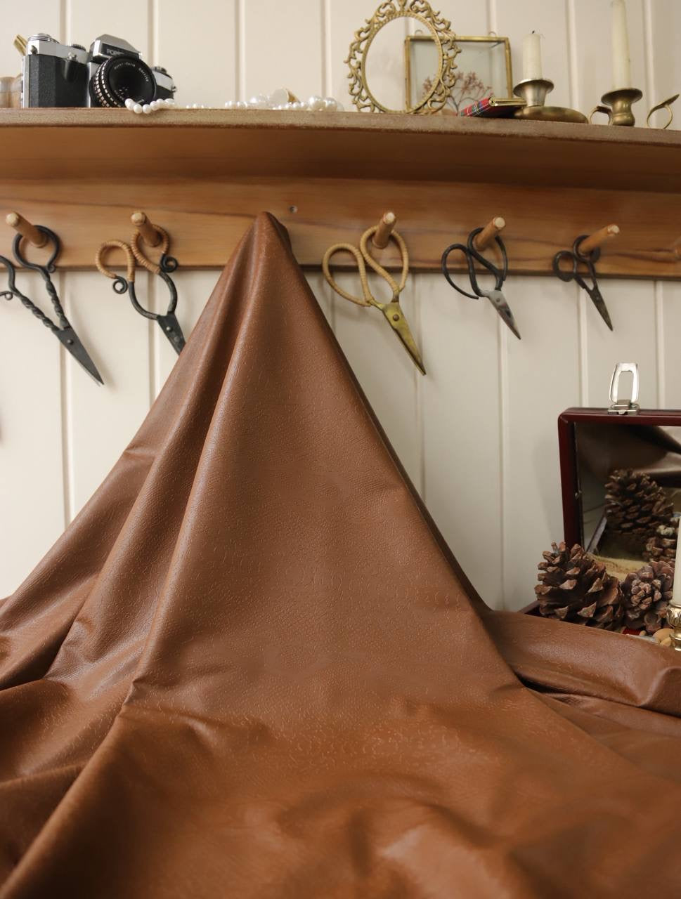 Deri kendinden desenli