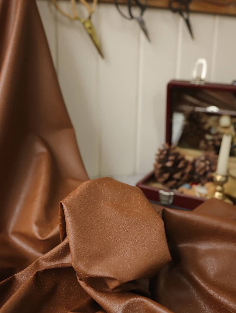 Deri kendinden desenli