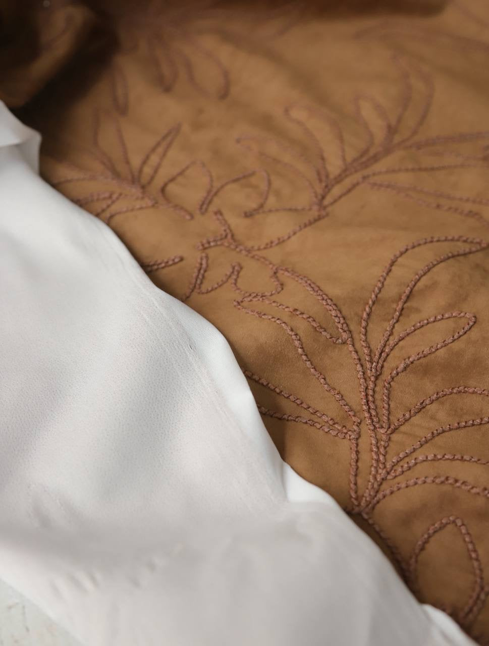 Kordene nakışlı süet ￼ 1.55m x 1.35m