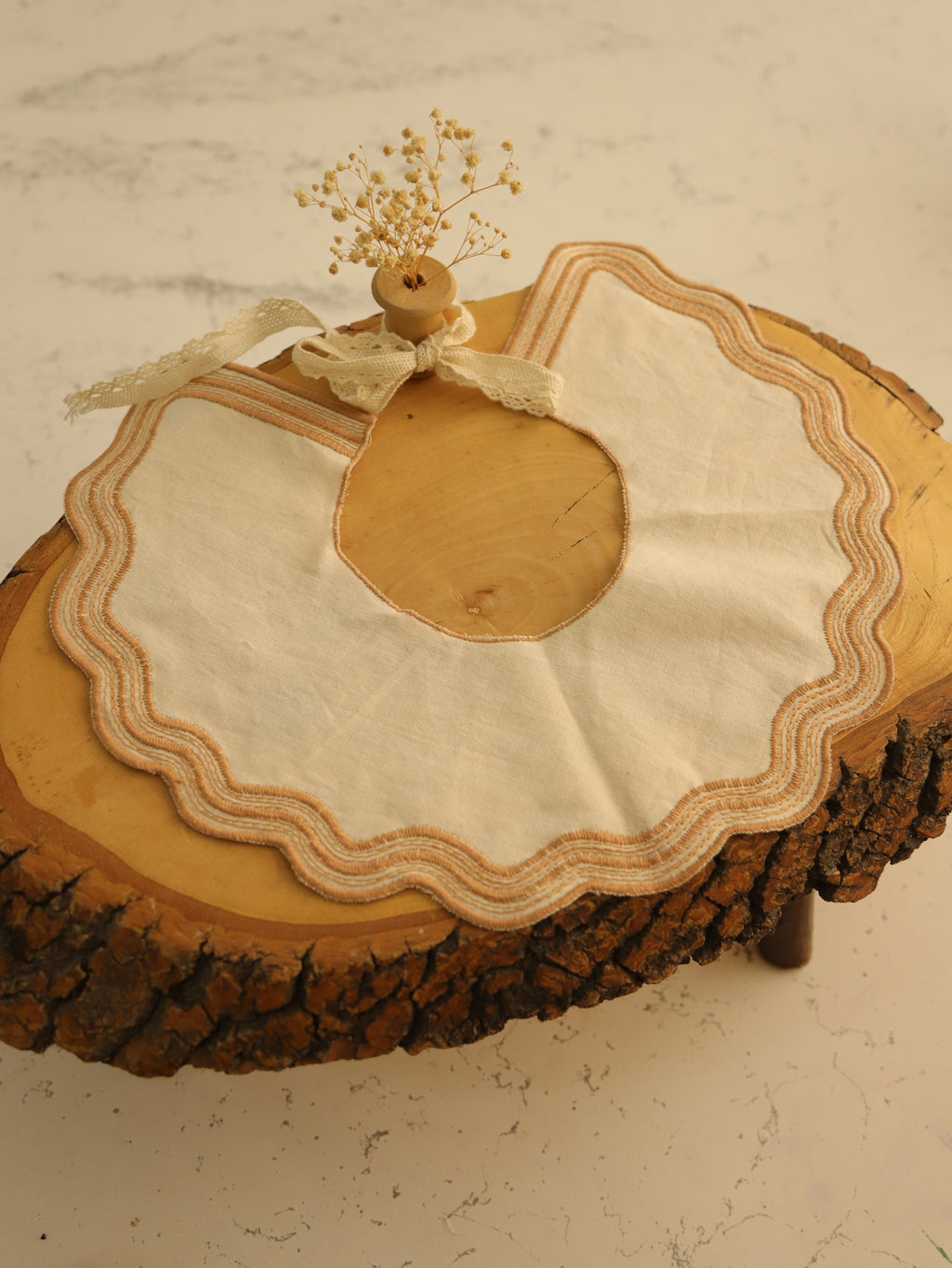 Pamuk nakışlı yakalık