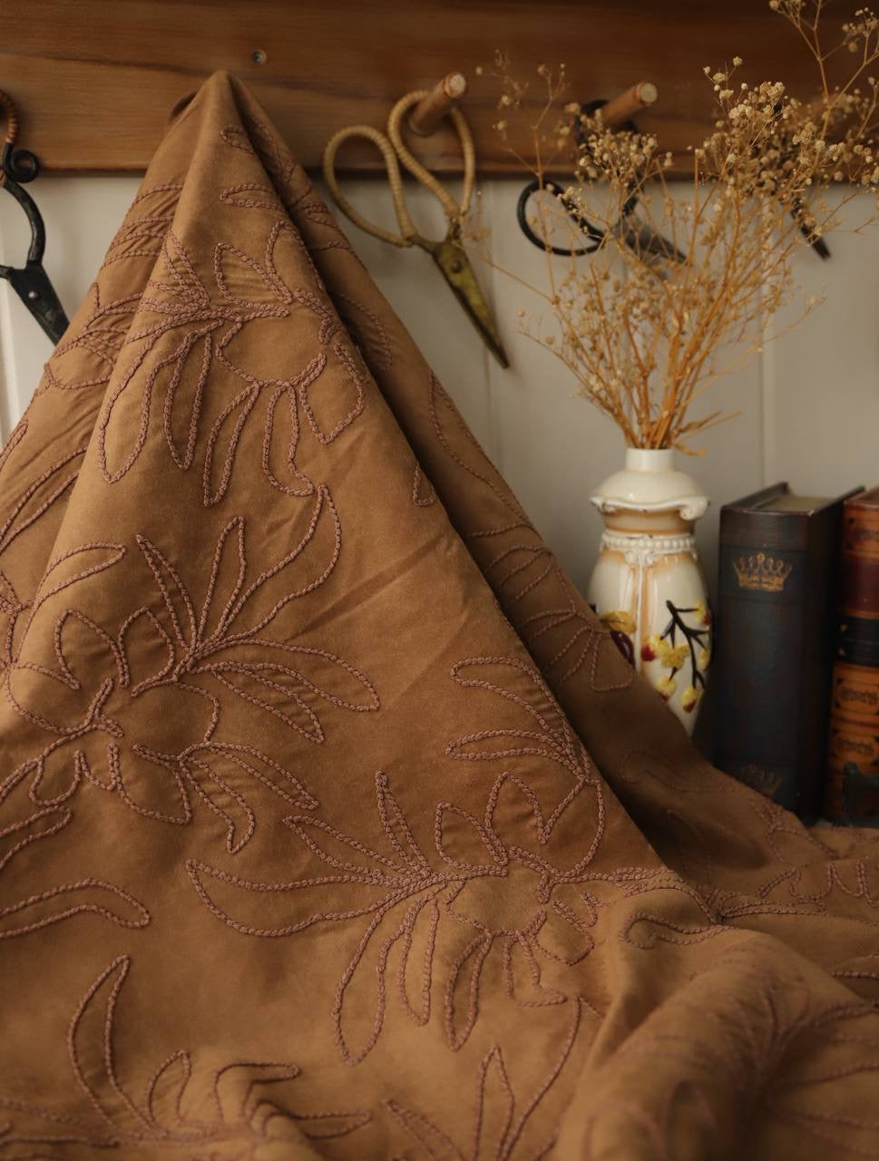 Kordene nakışlı süet ￼ 1.55m x 1.35m