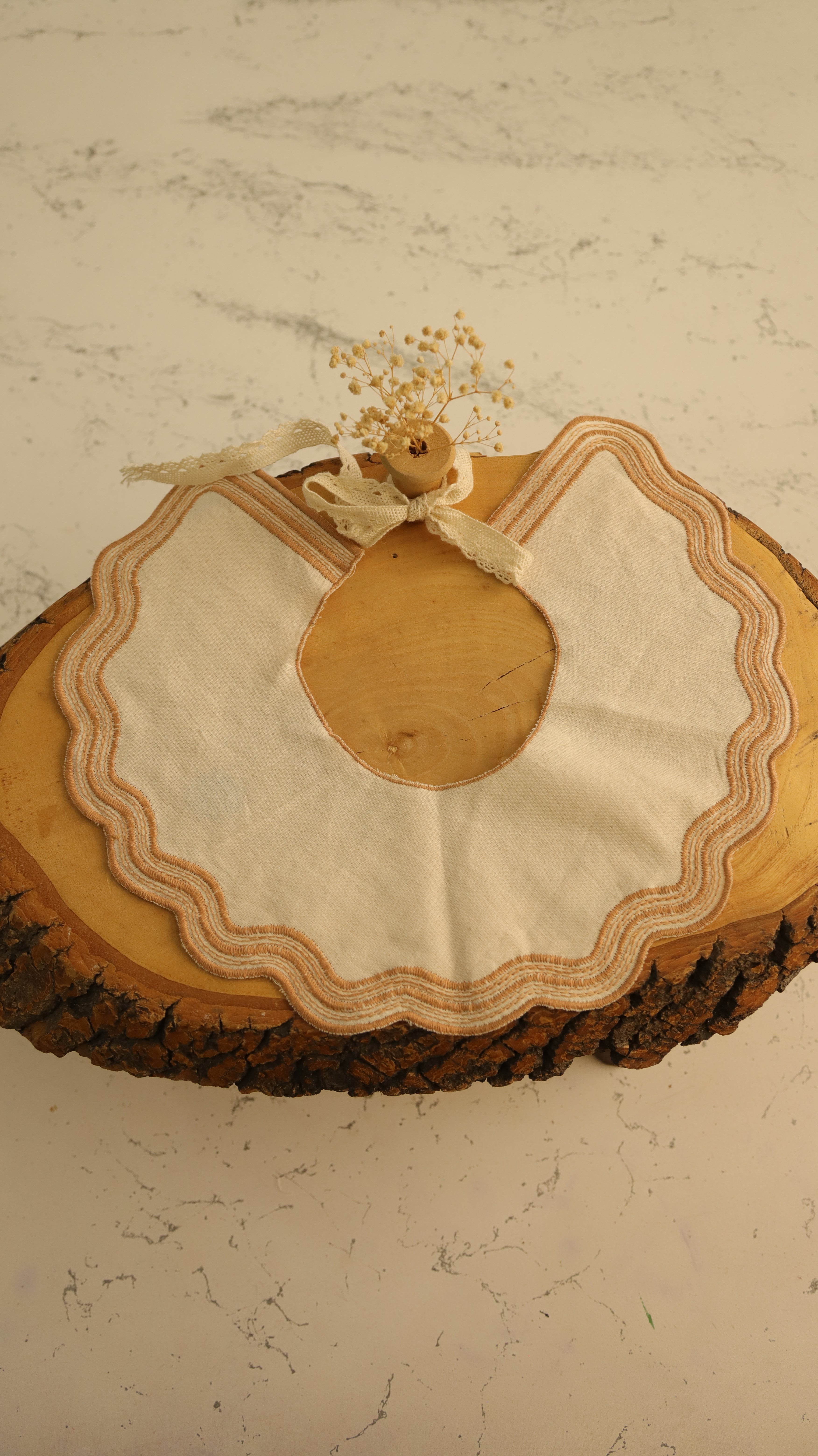 Pamuk nakışlı yakalık