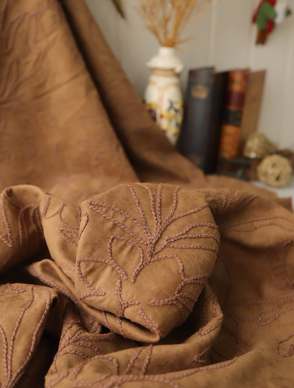 Kordene nakışlı süet ￼ 1.55m x 1.35m