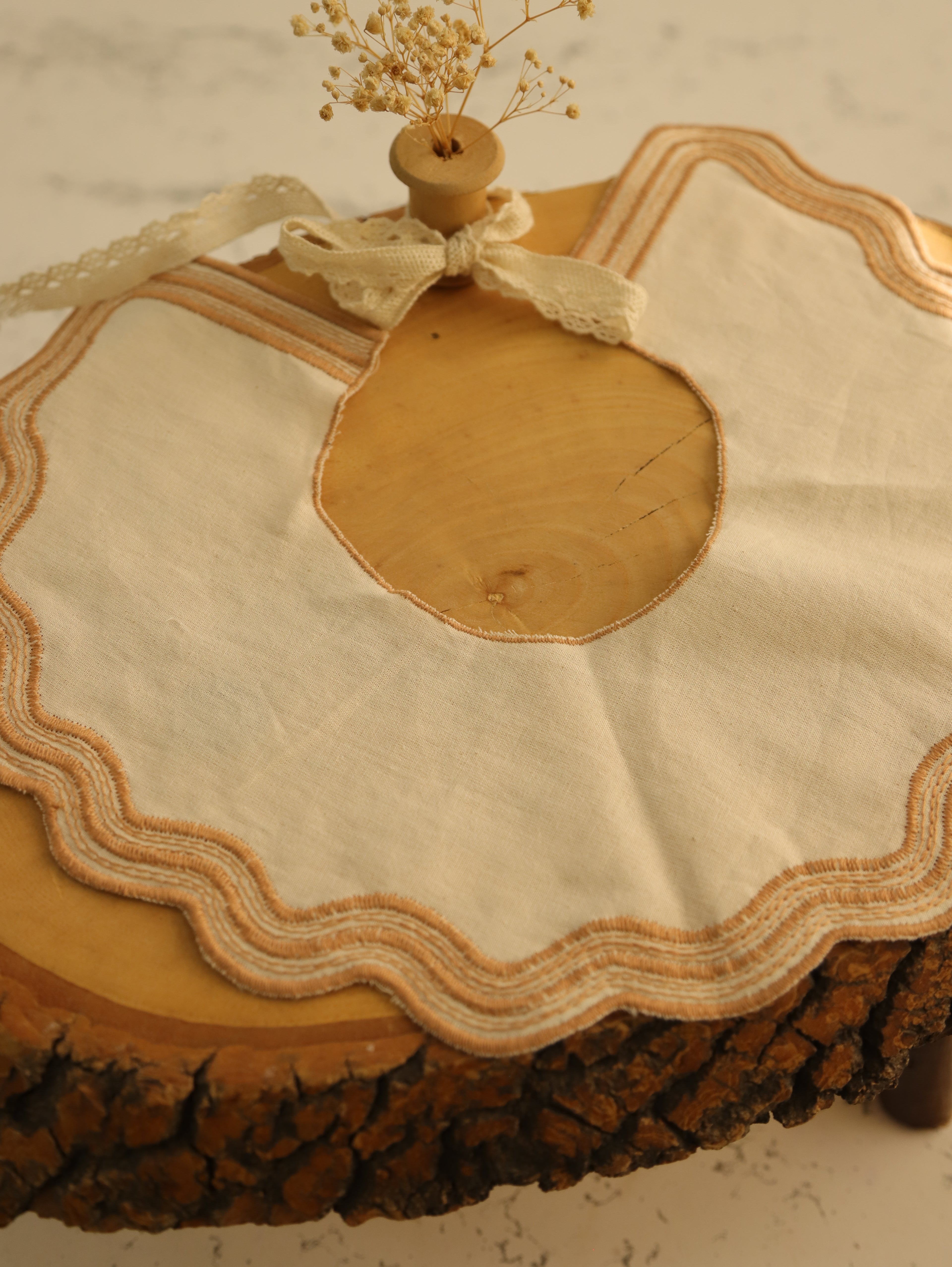 Pamuk nakışlı yakalık