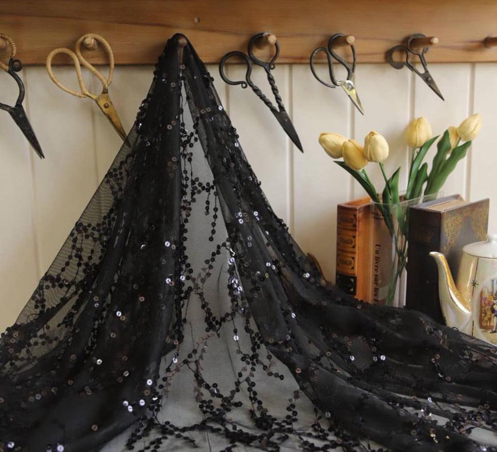 Pullu Saçaklı Dantel