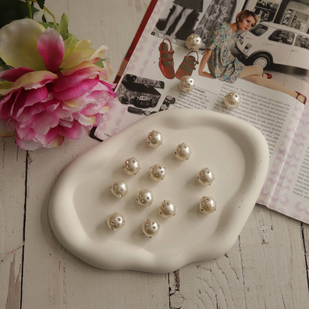 İnci taşlı düğme