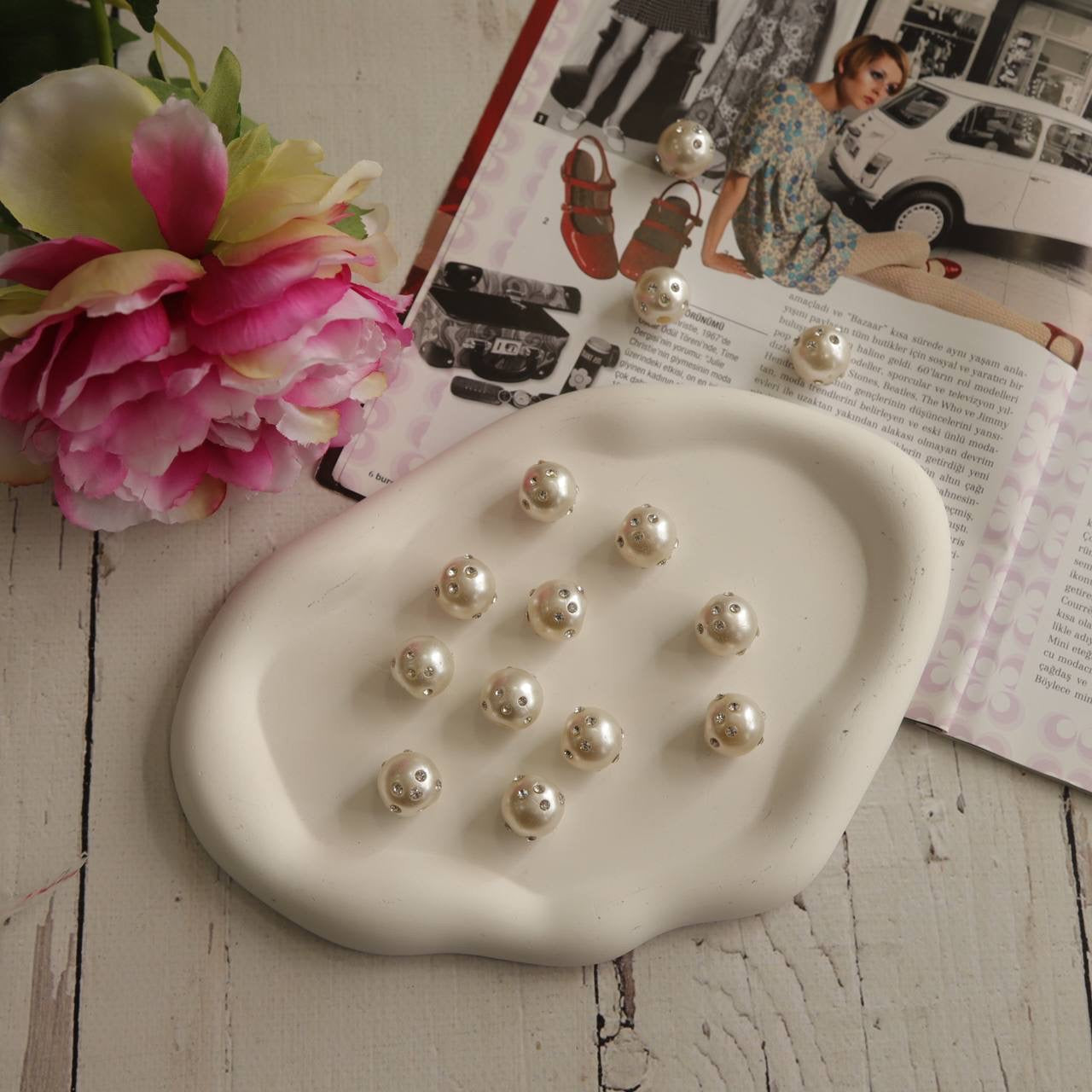 İnci taşlı düğme