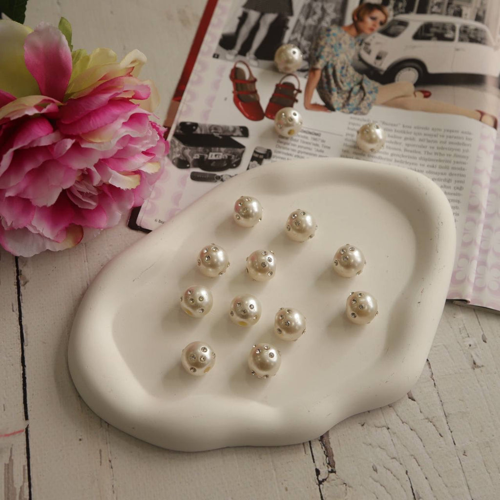 İnci taşlı düğme