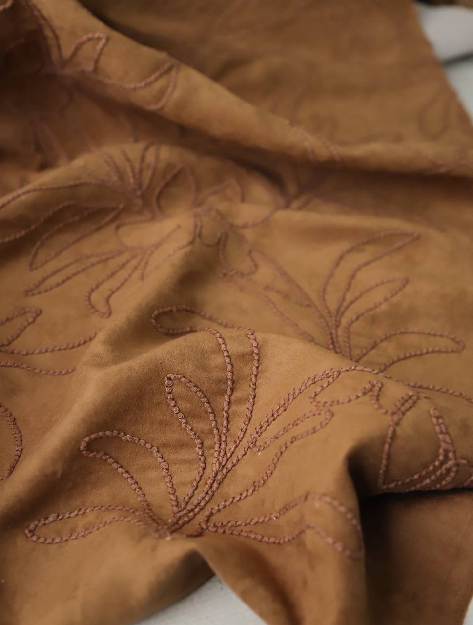 Kordene nakışlı süet ￼ 1.55m x 1.35m