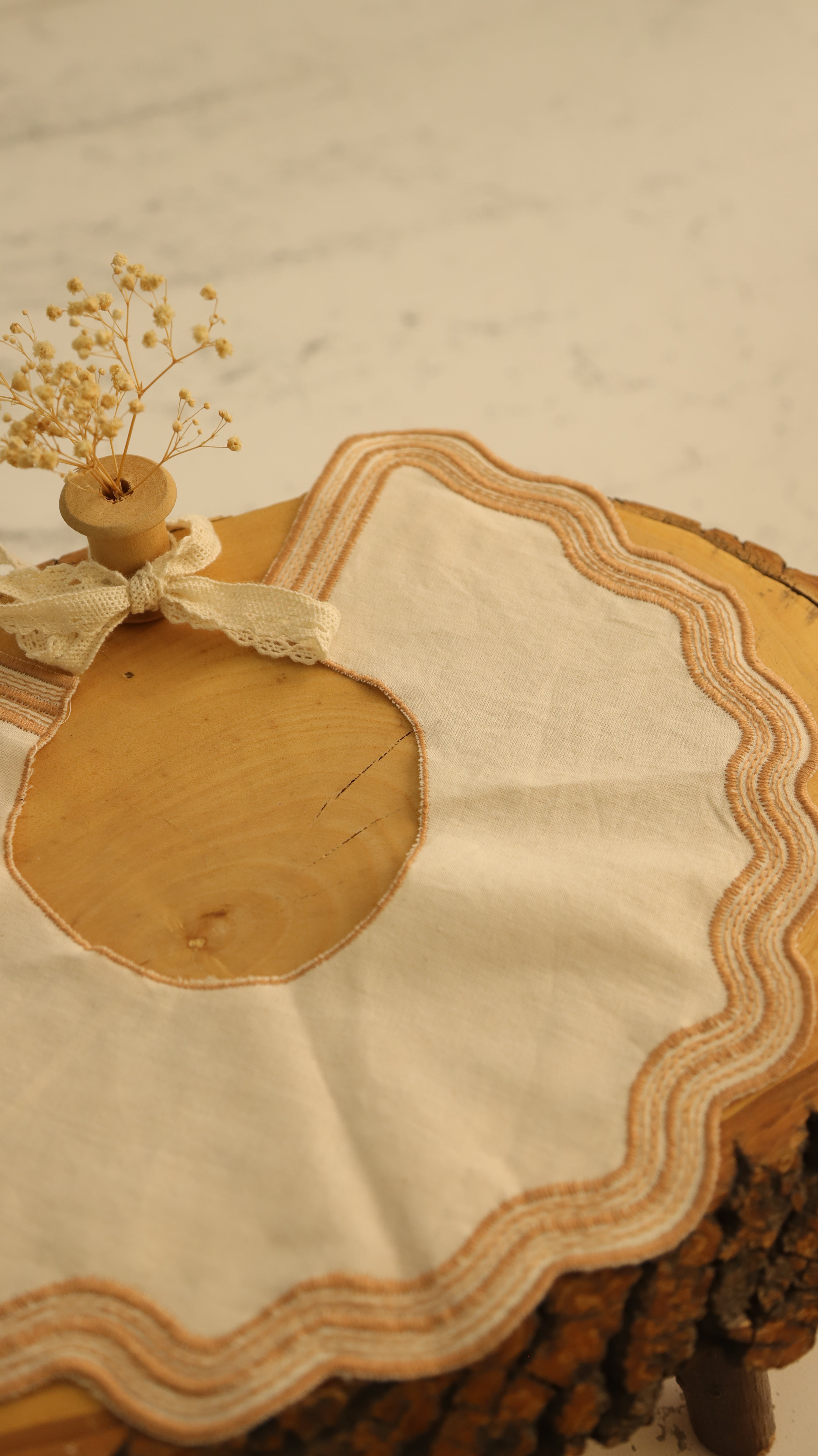 Pamuk nakışlı yakalık