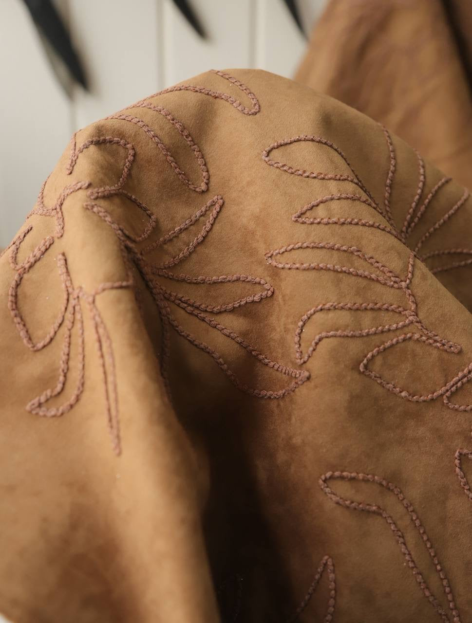 Kordene nakışlı süet ￼ 1.55m x 1.35m