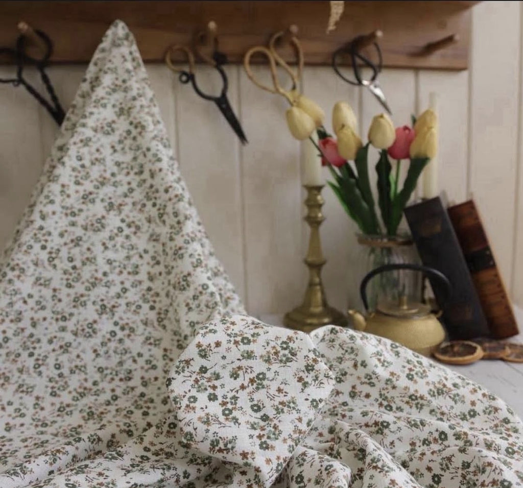 Ham Keten Yeşil Minik Çiçek Desenli